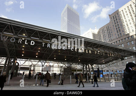 People pictured at the World Trade Center Path Station of New York, NY, United States, 29 January 2007. The underground station was destroyed in the attacks of 9/11. Photo: Andreas Gebert Stock Photo