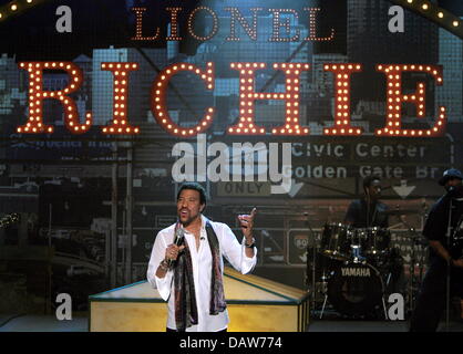 Singer Lionel Richie performs at the ZDF tv-show 'Wetten, dass..?' at the Westfalenhalle in Dortmund, Germany, Saturday, 3 March 2007. Photo: Volker Hartmann Stock Photo