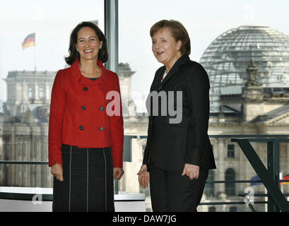 German Chancellor Angela Merkel (R) welcomes French Socialist presidential candidate Segolene Royal (L) for talks in Berlin, Germany, Tuesday, 06 March 2007. Photo: Herbert Knosowski Stock Photo