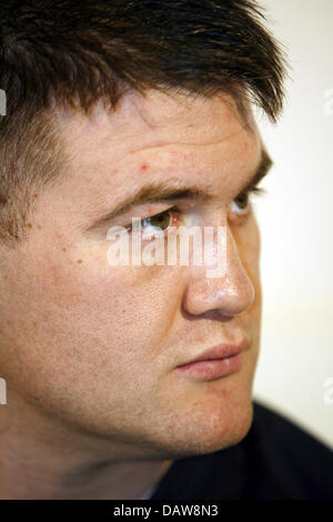 US-American boxer Brian Minto is pictured during a press conference in Stuttgart, Germany, Monday, 12 March 2007. Minto fight German boxer Luan Krasniqi for the World Boxing Organization's (WBO) Interncontinental heavyweight title at the Hanns-Martin-Schleyer hall in Stuttgart coming Sunday, 17 March 2007. Photo: Marijan Murat Stock Photo