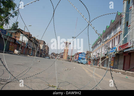 Srinagar, Indian Administered Kashmir 19th july 2013. Deserted View of City Centre during a Curfew and restrictions imposed by Government in Srinagar, Jammu and Kashmir, India. Curfew was imposed in kashmir after paramilitary Border Security Forces  killed at least six people in remote Ramban district . BSF troopers allegedly shot at people who were protesting against the dececration of an Islamic Seminary in Ramban, some 200 kms from Jammu and Kashmir summer capital Srinagar. Credit:  yawar nazir kabli/Alamy Live News Stock Photo