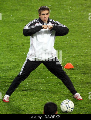 German international Philipp Lahm pictured in the rain during the side's training in Prague, Czech Republic, Friday, 23 March 2007. Germany faces the Czech Republic in the EURO 2008 qualifier on Saturday, 24 March in Prague, Czech Republic. Photo: Bernd Weissbrod Stock Photo