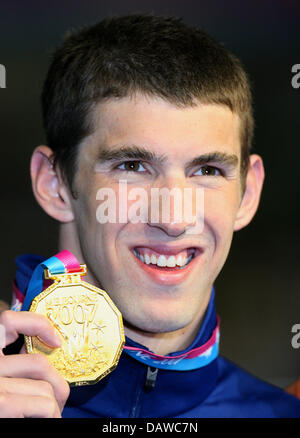 US swimmer Michael Phelps poses and smiles gold medal for the Men's 200m Freestyle at the 12th FINA World Championships in Melbourne, Australia, Tuesday, 27 March 2007. Photo: Bernd Thissen Stock Photo