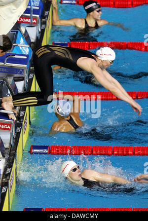 German swimmer Britta Steffen (top) takes over from team mate Meike Freitag (bottom) at the women's 4x200 metres freestyle relay final at the FINA World Swimming Championships in Melbourne, Australia, Thursday, 29 March 2007. Germany finished Thursday second only to the US American team. Photo: Gero Breloer Stock Photo