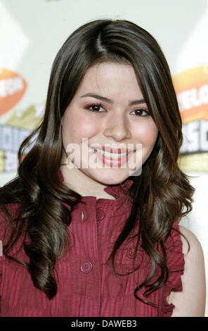 US actress Miranda Cosgrove smiles as she arrives to the Nickelodeon's 19th Annual Kids' Choice Awards in Los Angeles, CA, USA, 31 March 2007. Photo: Hubert Boesl Stock Photo
