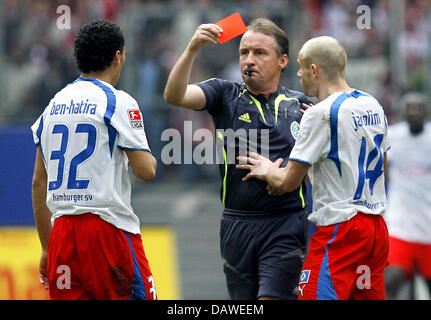 Referee Lutz Wagner (C) red-cards Aenis Ben-Hatira of Hamburger SV while teammate David Jarolim (R) stands next to him during the Bundesliga match against VfB Stuttgart at AOL-Arena in Hamburg, Germany, Saturday 07 April 2007. Photo: Maurizio Gambarini (ATTENTION: BLOCKING PERIOD! The DFL permits the further utilisation of the pictures in IPTV, mobile services and other new technol Stock Photo
