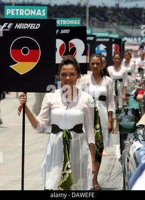 Malaysian grid girls line up before the start of the Malaysian Grand Prix at Sepang circuit near Kuala Lumpur, Malaysia, Sunday 08 April 2007. Photo: GERO BRELOER Stock Photo