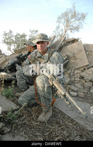 Two snipers of the 68th Armour Regiment's 1st Battalion are pictured with their  M4A1 carbines and M24 SWS (Sniper Weapon System) during an US-American patrol near Baqubah, Iraq, May 2006. Photo: Carl Schulze Stock Photo