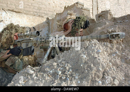 Two snipers of the 68th Armour Regiment's 1st Battalion are pictured with their M107 Long Range Sniper Rifles during an US-American patrol near Baqubah, Iraq, May 2006. Photo: Carl Schulze Stock Photo