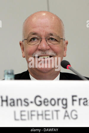 Leifheit AG CEO Hans-Georg Franke is pictured during the company's balance press conference in Frankfurt Main, Germany, Thursday 12 April 2007. German household appliances producer Leifheit AG announced a net profit of 4.5 million euros for the business year 2006 during the press conference. Photo: Frank May Stock Photo