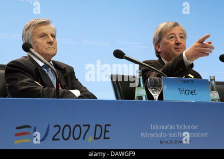 Luxembourg Prime Minister Jean-Claude Juncker (R) and President of the European Central Bank (ECB) Jean-Claude Trichet (L) pictured at a press conference to the Informal Meeting of Ministers for Economics and Finance (ECOFIN) in Berlin, Germany, 20 April 2007. The two-day meeeting is on Economic and Financial Affairs. Photo: Rainer Jensen Stock Photo