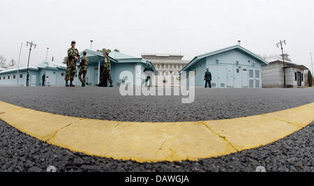 A yellow line pictured in the Joint Security Area between North and South Korea with soldiers of the United Nations Command Military Armistice Comission in the background in Panmunjom, Republic of Korea, 21 April 2007. A visit to Panmujon was German Minister Defence Franz Josef Jung's last stop on his tour of Asia. Photo: Andrea Bienert Stock Photo