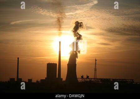The sun sets behind the black coal-fired power plant of Mehrum, Germany, 21 April 2007. Photo: Jochen Luebke Stock Photo