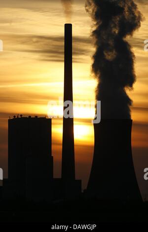 The sun sets behind the black coal-fired power plant of Mehrum, Germany, 21 April 2007. Photo: Jochen Luebke Stock Photo