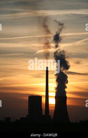 The sun sets behind the black coal-fired power plant of Mehrum, Germany, 21 April 2007. Photo: Jochen Luebke Stock Photo