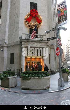 (dpa file) Brokers stand oustside a door at the Wall Street of New York, NY, United States, 07 December 2005. Photo: Alexander Becher Stock Photo