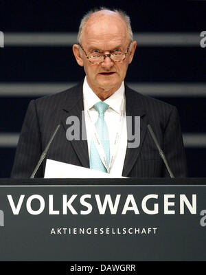 Ferdinand Piech, chairman of the Volkswagen (VW) supervisory board, speaks at the VW general meeting in Hamburg, Germany, 19 April 2007. Photo: Jochen Luebke Stock Photo