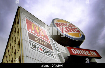 The logos of leading fast food chains Burger King (R) and McDonald's (L) pictured in Hamburg, Germany, 10 January 2007. In the financial year 2005, about 848 million guests took their meal at 1,264 McDonald's German branch offices. The 848 million guests mean a plus of 12.9 per cent, their average consumption declined to 6 euro per guest. In Germany, Burger King achieved a net turn