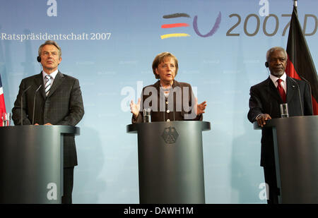 (L-R) British Prime Minister Tony Blair, German Chancellor Angela Merkel and the the chairman of the newly founded 'Africa Progress Panel' and former UN Secretary General, Kofi Annan, shown during their joint press conference at the Chancellery in Berlin, Germany, 24 April 2007. In the focus of their talks were European issues and the developmennt of Africa. Photo: Rainer Jensen Stock Photo