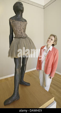 A female visitor has a look at the bronze sculpture 'Little Dancer of Fourteen Years' by Edgar Degas at the exhibition 'Von Houdon bis Rodin' ('From Houdon to Rodin') at the 'Staatliche Kunsthalle' ('State Arts Hall') in Karlsruhe, Germany, 26 April 2007. The exhibition featuring French 19th century sculptures can be seen from 28 April to 26 August 2007. Photo: Ronald Wittek (ATTEN Stock Photo