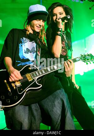 Tom (L) and Bill Kaulitz of German teen rock band Tokio Hotel perform during a concert at the Arena Leipzig, Leipzig, Germany, 27 April 2007. The band from Magdeburg is on tour in Germany presenting its album 'Zimmer 483'. Photo: Andreas Lander Stock Photo