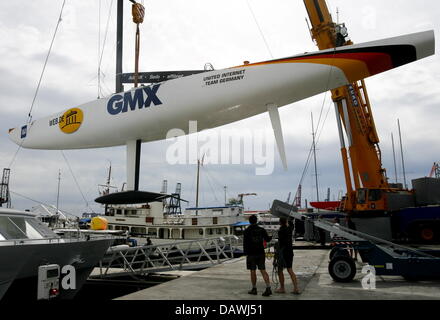 Members of sailing team 'Germany 1' transfer their yacht to the harbour with the help of a crane in Valencia, Spain, Tuesday, 1 May 2007. The German team conducts its first Louiss Vuitton Cup campaign and is currently far behind in the overall ranking. The winner of Louis Vuitton Cup will face the titleholder at the 32nd 'America's Cup' taking place in June 2007. Photo: Maurizio Ga Stock Photo