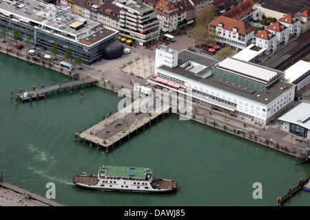 The aerial picture shows a car ferry arriving at the  harbour of  Friedrichshafen, Germany, 24 April 2007. Foto: Patrick Seeger
