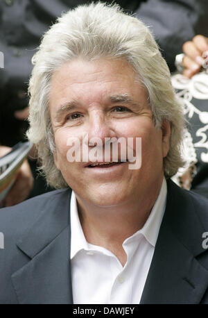 US producer Jon Peters smiles during a ceremony honouring Peters with a Star on the Hollywood Walk of Fame, in Los Angeles, United States, 01 May 2007. Photo: Hubert Boesl Stock Photo