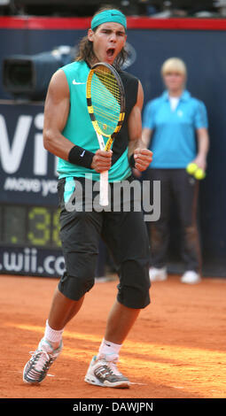 Spanish tennis pro Rafael Nadal celebrates after the match against Chilean Gonzales during the ATP Tennis Masters at 'Rothenbaum' stadium in Hamburg, Germany, 18 May 2007. Nadal defeated Gonzales 6-4 and 6-4. Photo: Carmen Jaspersen Stock Photo