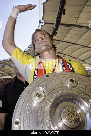 VfB Stuttgart goalkeeper Timo Hildebrand presents the championship shield after the team's 2-1 victory over Energie Cottbus at Gottlieb-Daimler-Stadium in Stuttgart, Germany, 19 May 2007. Stuttgart is Germany's new soccer champion. Photo: Ronald Wittek Stock Photo