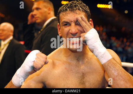 Argentine boxing pro Hector Javier Velazco poses after losing to German Juergen Braehmer in Schwerin, Germany, 19 May 2007. Super middleweight contender Braehmer won over former WBO middleweight champion Velazco to claim the WBO intercontinental championship. Photo: Sebastian Widmann Stock Photo