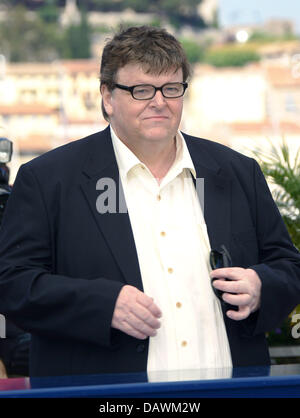 US filmmaker Michael Moore pictured during a photocall for his film 'Sicko' running out of competition at the 60th Cannes Film Festival, in Cannes, France, 19 May 2007. Photo:  Hubert Boesl Stock Photo