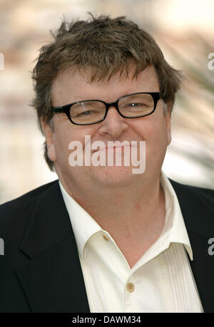 US filmmaker Michael Moore smiles during a photocall for his film 'Sicko' running out of competition at the 60th Cannes Film Festival, in Cannes, France, 19 May 2007. Photo:  Hubert Boesl Stock Photo