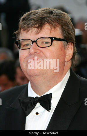 US filmmaker Michael Moore smiles for the cameras as he arrives at the Festival Palace for a gala screening of the film 'Chacun son Cinema' (To Each His Own Cinema) running out of competition at the 60th Cannes Film Festival in Cannes, France, 20 May 2007. Photo: Hubert Boesl Stock Photo