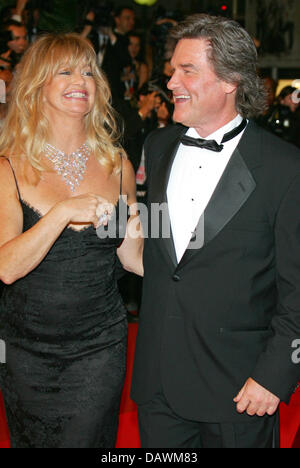 US actress Goldie Hawn (L) and her husband US actor Kurt Russell laugh as they arrive for the premiere of 'Death Proof' running in competition at the 60th Cannes Film Festival in Cannes, France, 22 May 2007. Photo: Hubert Boesl Stock Photo