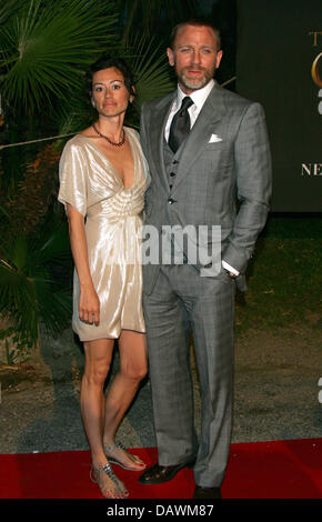 Satsuki Mitchell (L) and British actor Daniel Craig (R) pose for the cameras as the arrive for the 40th anniversary party of US film company 'New Line Cinema' in Cannes, France, 22 May 2007. Photo: Hubert Boesl Stock Photo