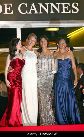 (L-R)Actresses Rose McGowan, Zoe Bell, Rosario Dawson and Tracie Thoms pose for the cameras as they arrive for the premiere of 'Death Proof' arunning in competition at the 60th Cannes Film Festival in Cannes, France, 22 May 2007. Photo: Hubert Boesl Stock Photo