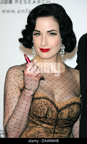 Dita von Teese arrives at the 'Cinema Against Aids Auction' organised by the American Foundation for Aids Research (amfAR) in the scope of the 60th Cannes Film Festival at restaurant 'Moulin de Mougins' in Cannes, France, 23 May 2007. Photo: Hubert Boesl Stock Photo