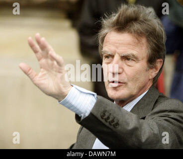 French Foreign Minister Bernard Kouchner arrives to the Asia Europe Meeting (ASEM) in Hamburg, Germany, 29 May 2007. The European and Asian Foreign Ministers meet at the ASEM with thousands of police officers securing the city. Photo: Ulrich Perrey Stock Photo