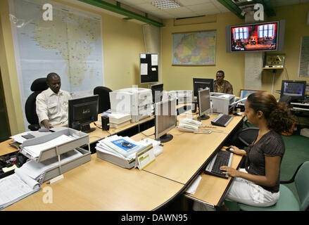 Staff members process reports from conflicts on the African continent around-the-clock at the African Union (AU) 'Conflict management situation room' in Addis Abeba, Ethiopia, 6 May 2007. The AU is currently installing an early warning system in order to be able to react early to upcoming crises. Photo: Rainer Jensen Stock Photo