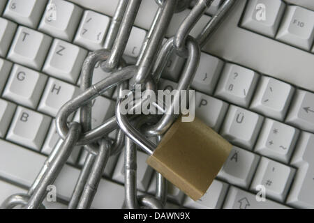 A steel chain connected by a padlock lies on top of a computer keyboard in Frankfurt Main, Germany, 19 May 2007. Photo: Tobias Felber Stock Photo