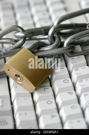 A steel chain connected by a padlock lies on top of a computer keyboard in Frankfurt Main, Germany, 19 May 2007. Photo: Tobias Felber Stock Photo