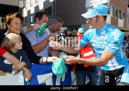 German cyclist Erik Zabel (R) of Team Milram signs autographs prior to the start of the 187.8 kilometres long second stage of the 'Bavaria-tour' (Bayern-Rundfahrt) in Gundelfingen, Germany, 31 May 2007. Photo: Felix Heyder Stock Photo