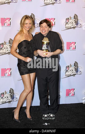 British actor and 'MTV Generation Award' Mike Myers is pictured with US-American actress Cameron Diaz at the 2007 MTV Movie Awards at the Gibson Amphitheatre, Universal City, Los Angeles, USA, 03 June 2007. Photo: Hubert Boesl Stock Photo