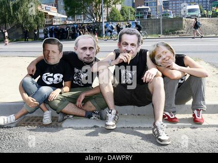 G8 protesters wearing masks of (L-R) Canadian Prime Minister Stephen Harper, Russian President Valdimir Putin, French President Nicolas Sarkozy and German Chancellor Angela Merkel enjoy ice cream at the closing rally in Rostock, Germany, 08 June 2007. Photo: Jochen Luebke Stock Photo