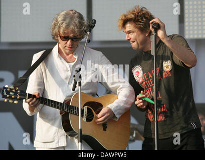 Irish musician and activist Bob Geldof (L) and Campino (R), singer of German punk band Die Toten Hosen, perform at the 'Your Voice Against Poverty' in Rostock, Germany, 07 June 2007. The concert attended by tens of thousands featured well-known bands and artists perfoming to protest the G8 and demand a more righteous world. Photo: Jens Wolf Stock Photo