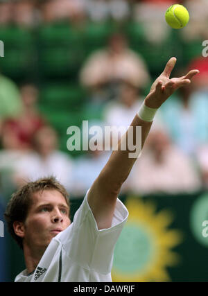 German tennis pro Florian Mayer serves the ball in his first-round match against German Michael Kohlmann at the Gerry Weber Open in Halle/Westfalia, Germany, 12 June 2007. Mayer defeated Kohlmann 7-6, 7-5. Photo: Oliver Krato Stock Photo