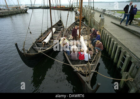 Two reconstructed Viking ships lie in the harbour of the museum for Viking ships in Roskilde, Denmark, 22 May 2007. Shipbuilding and seafaring of the Vikings are presented in the museum that has its own wharf and an archaeological workshop and offers Viking ship boat trips in the summer. Photo: Maurizio Gambarini Stock Photo