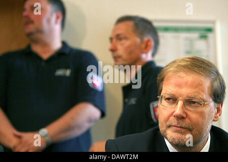 Former Member of the Bundestag Hans-Juergen Uhl (R) pictured in the court hall of the county court in Wolfsburg, Germany, 14 June 2007. Uhl is about to confess when he faces court in the second trial on the Volkswagen lust trips scandal. The Public Attourney's Office accuses Uhl of lust tripping at the firm's expenses and aiding breach of trust. Photo: David Hecker Stock Photo