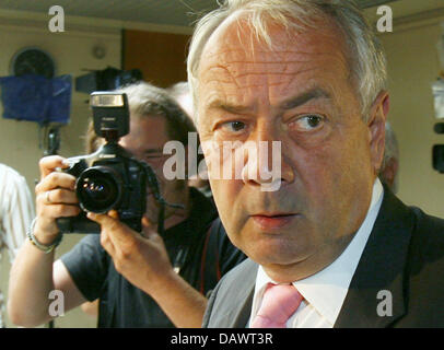 Former Member of the Bundestag Hans-Juergen Uhl (R) pictured in the court hall of the county court in Wolfsburg, Germany, 14 June 2007. Uhl is about to confess when he faces court in the second trial on the Volkswagen lust trips scandal. The Public Attourney's Office accuses Uhl of lust tripping at the firm's expenses and aiding breach of trust. Photo: Jochen Luebke Stock Photo